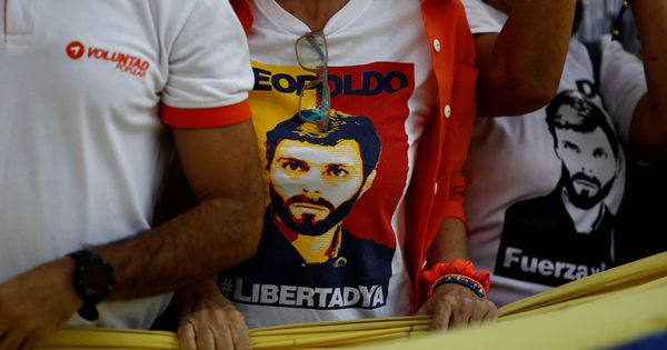 Foto: Manifestantes venezolanos con camisetas de Leopoldo López durante una protesta en Caracas, en mayo de 2018. (Reuters) 