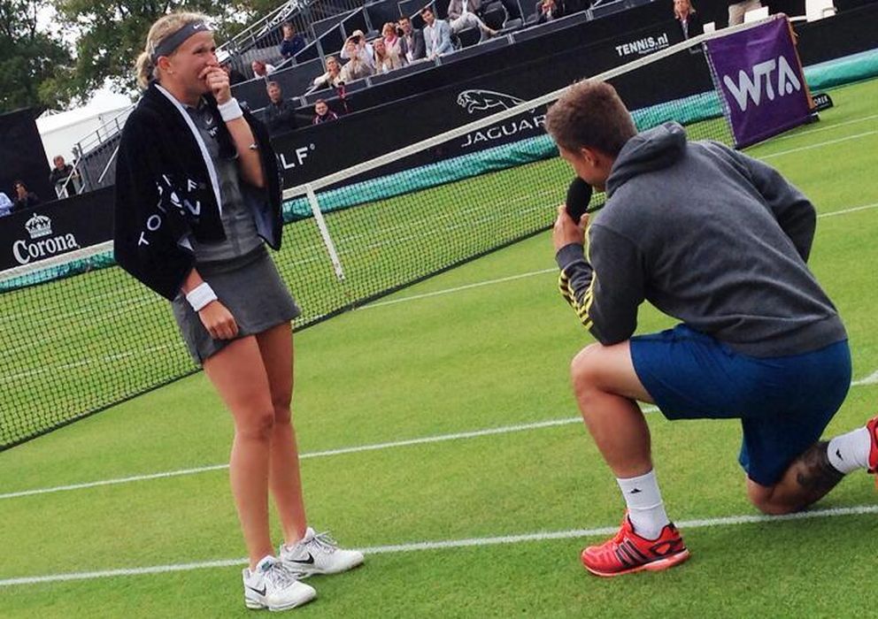Foto: Martin Emmrich le pide matrimonio a su novia Michaella Krajicek al terminar el partido de ésta (WTA).
