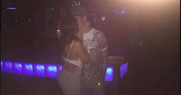 Foto: El esperado beso de Andrea Janeiro y su novio. (Redes)