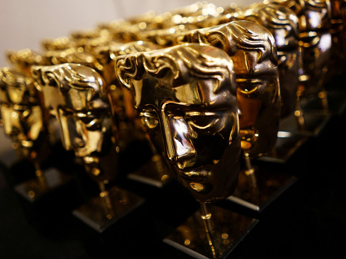 Foto: Las estatuillas de los Premios BAFTA, que se repartirán esta noche (REUTERS/Dylan Martinez)