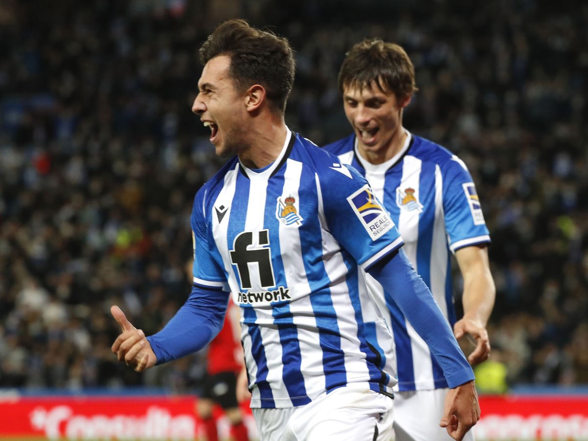 Foto: Zubimendi celebra un gol con la Real. (EFE/Javier Etxezarreta)