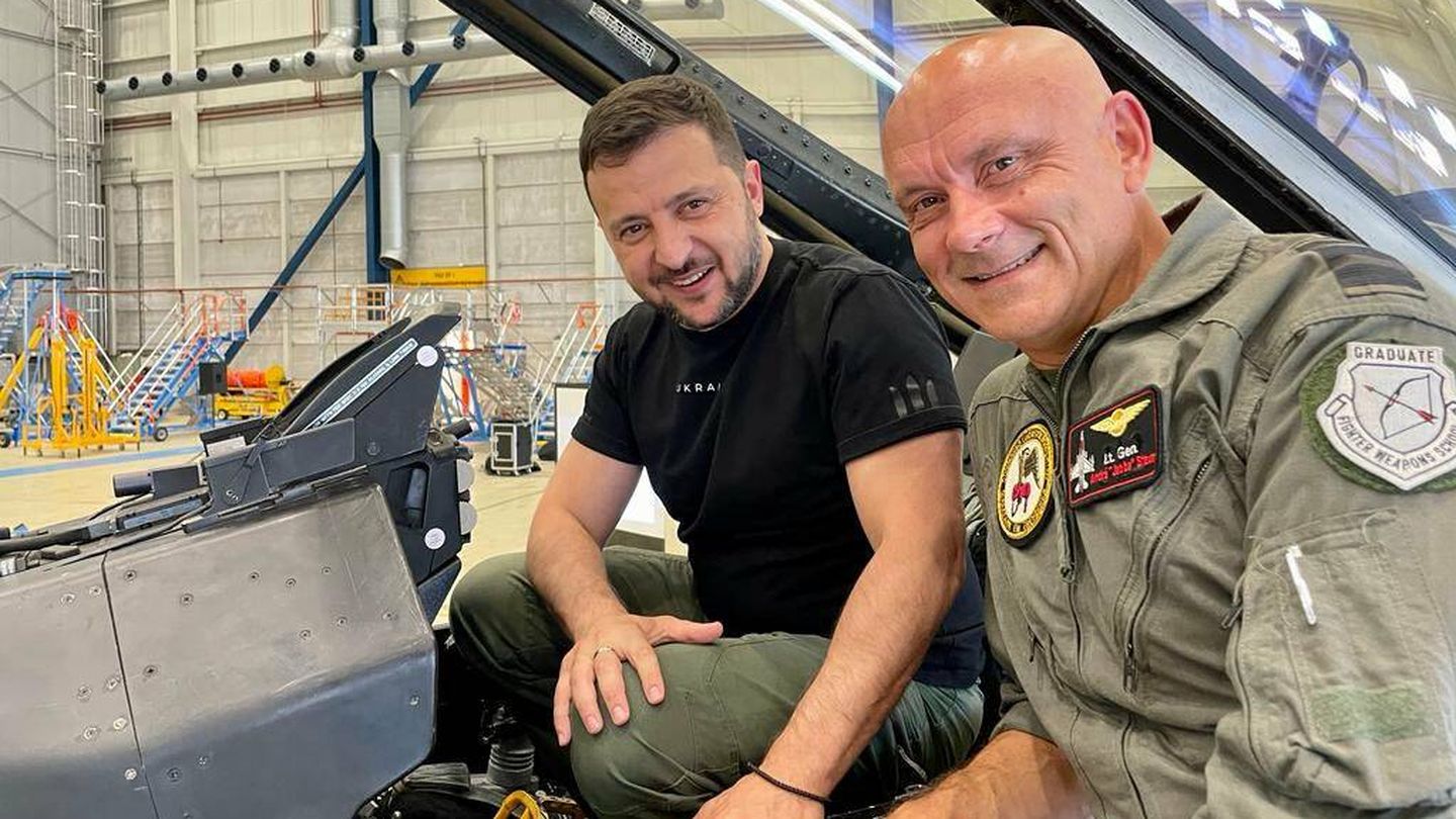 El presidente Zelenski en la cabina de un F-16. (André Steur/Twitter)