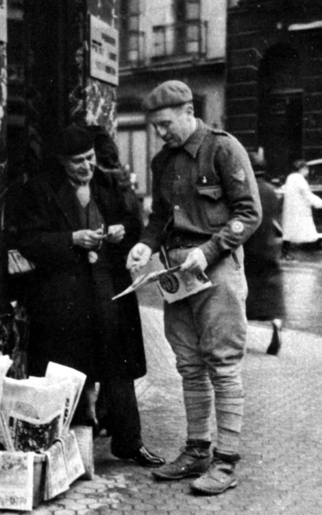Santiago Bernabéu compra un periódico durante la Guerra Civil.