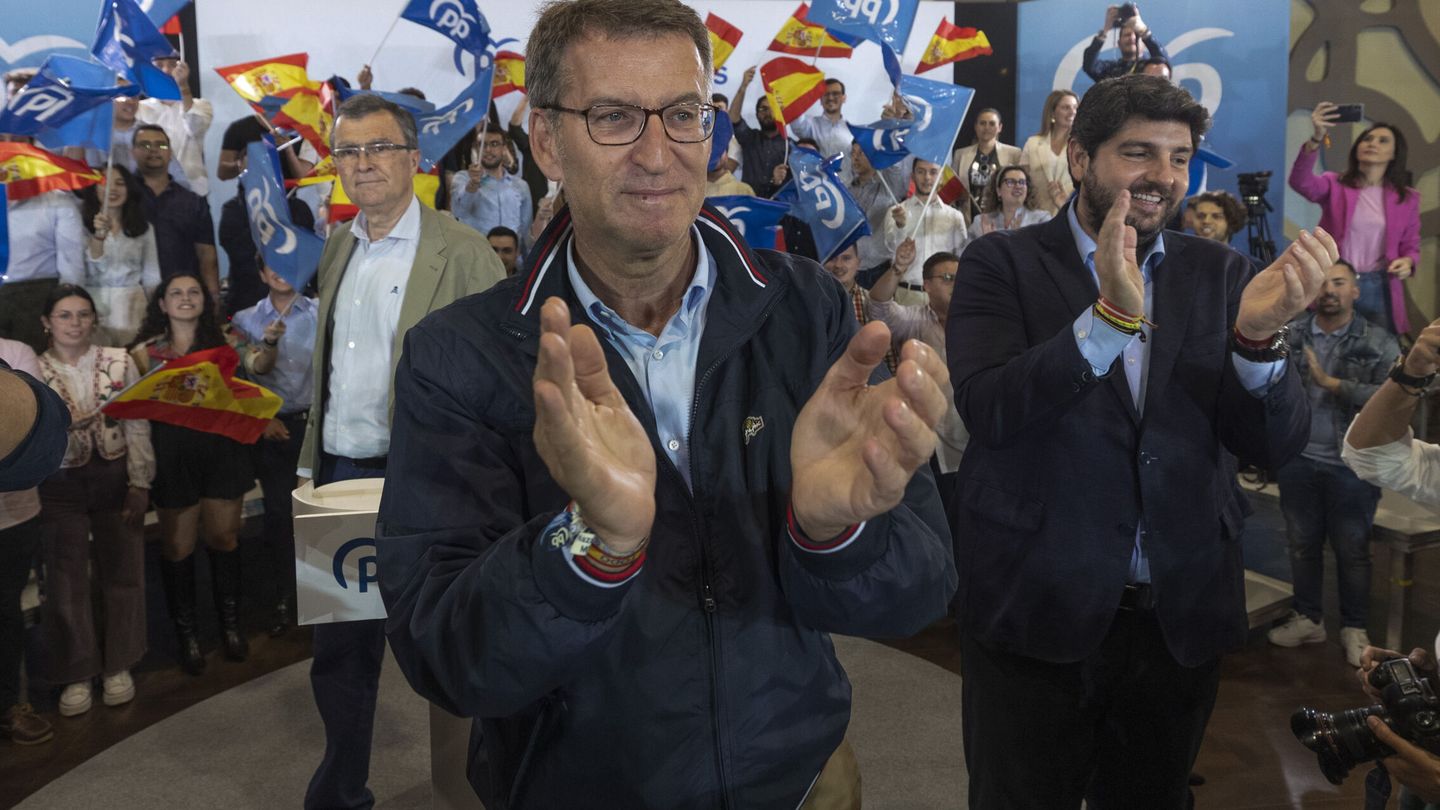 El presidente del PP, Alberto Núñez Feijoó, acompañado por el candidato a la presidencia de la Comunidad de Murcia, Fernando López Miras y el entonces candidato a la alcaldía de Murcia, José Ballesta. (EFE/Marcial Guillén)