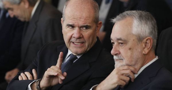 Foto: Los expresidentes andaluces Manuel Chaves (i) y José Antonio Griñán (d). (EFE)