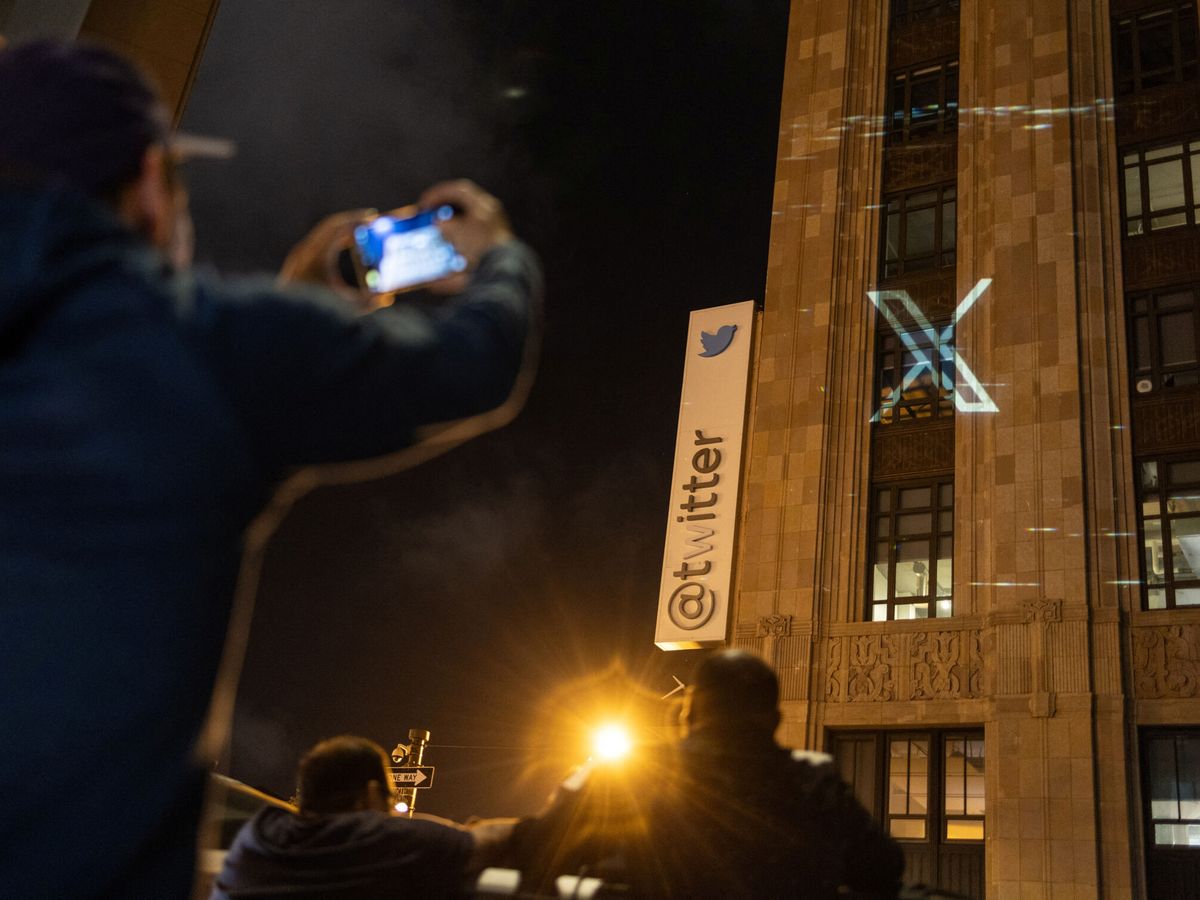 Foto: El nuevo logo de Twitter, en la fachada de su sede. (Reuters / Carlos Barria)