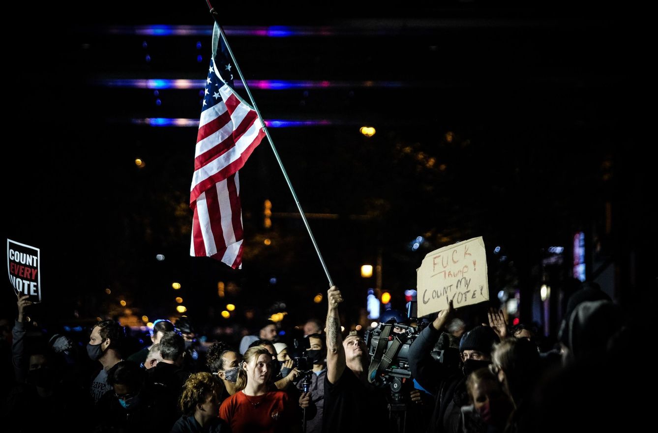 Los partidarios del candidato demócrata Joe Biden protestan frente al centro de recuento de votos en Filadelfia, Pensilvania. (EFE) 