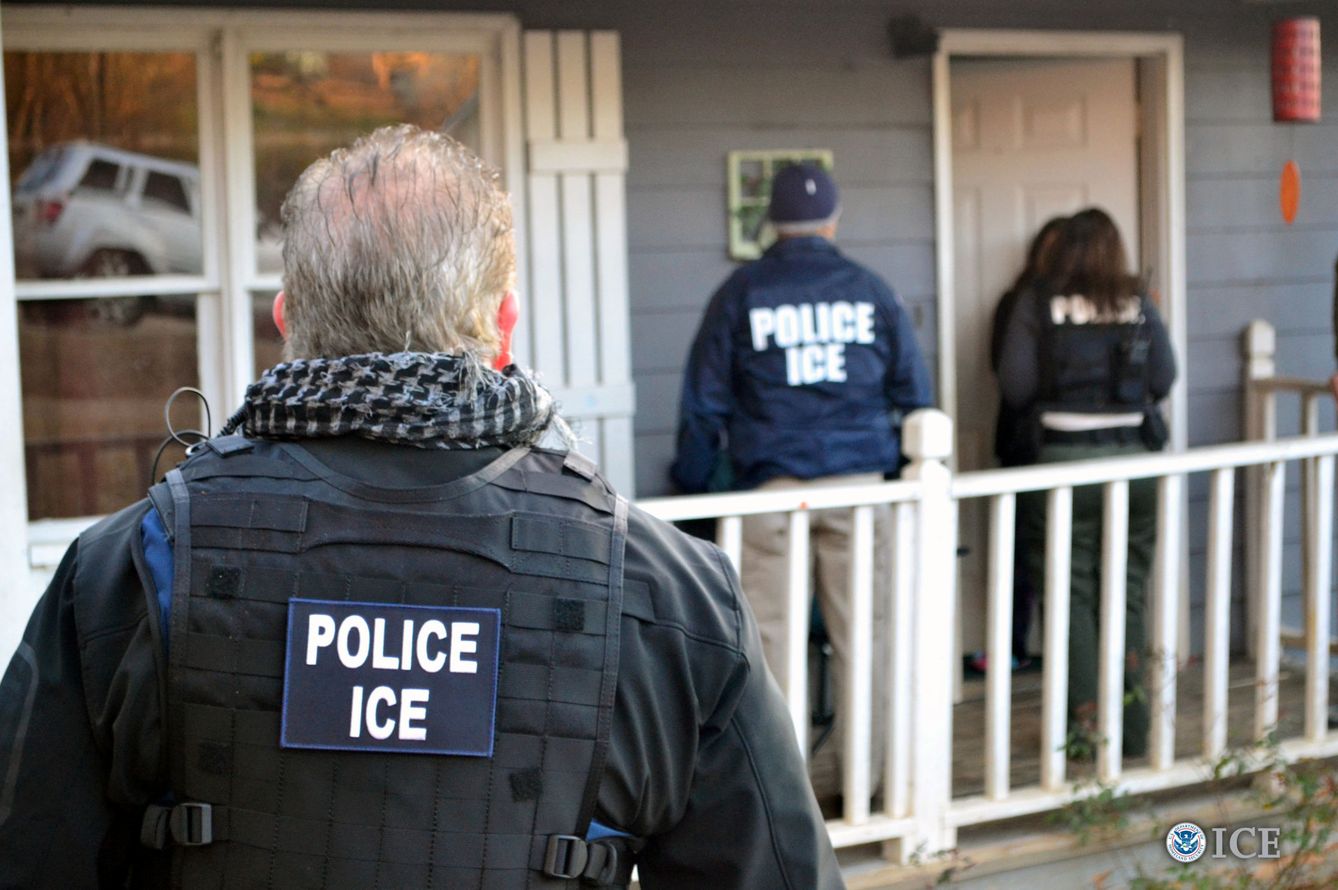 Oficiales de la ICE llevan a cabo una redada contra presuntos inmigrantes irregulares en Atlanta, el 9 de febrero de 2017. (Reuters) 