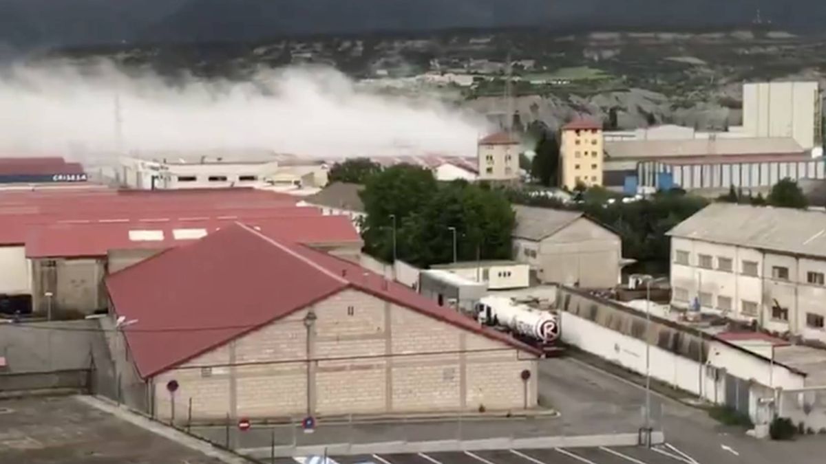 Un incendio en una fábrica de cloro obliga a confinar Sabiñánigo (Huesca)