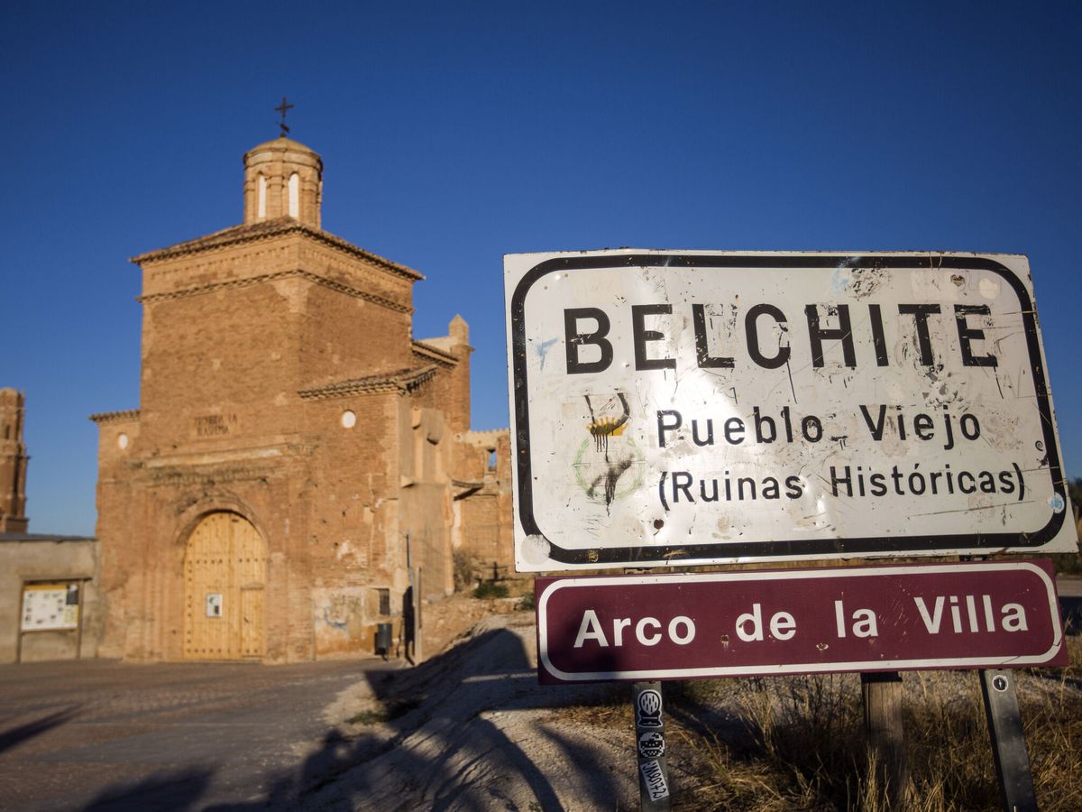 Foto: La entrada a Belchite, en Zaragoza. (EFE/Toni Galán)