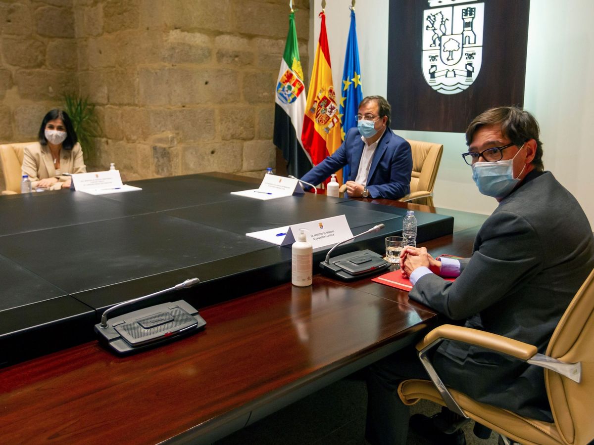 Foto: Los ministros de Sanidad y Política Territorial junto al presidente de Extremadura. (EFE)