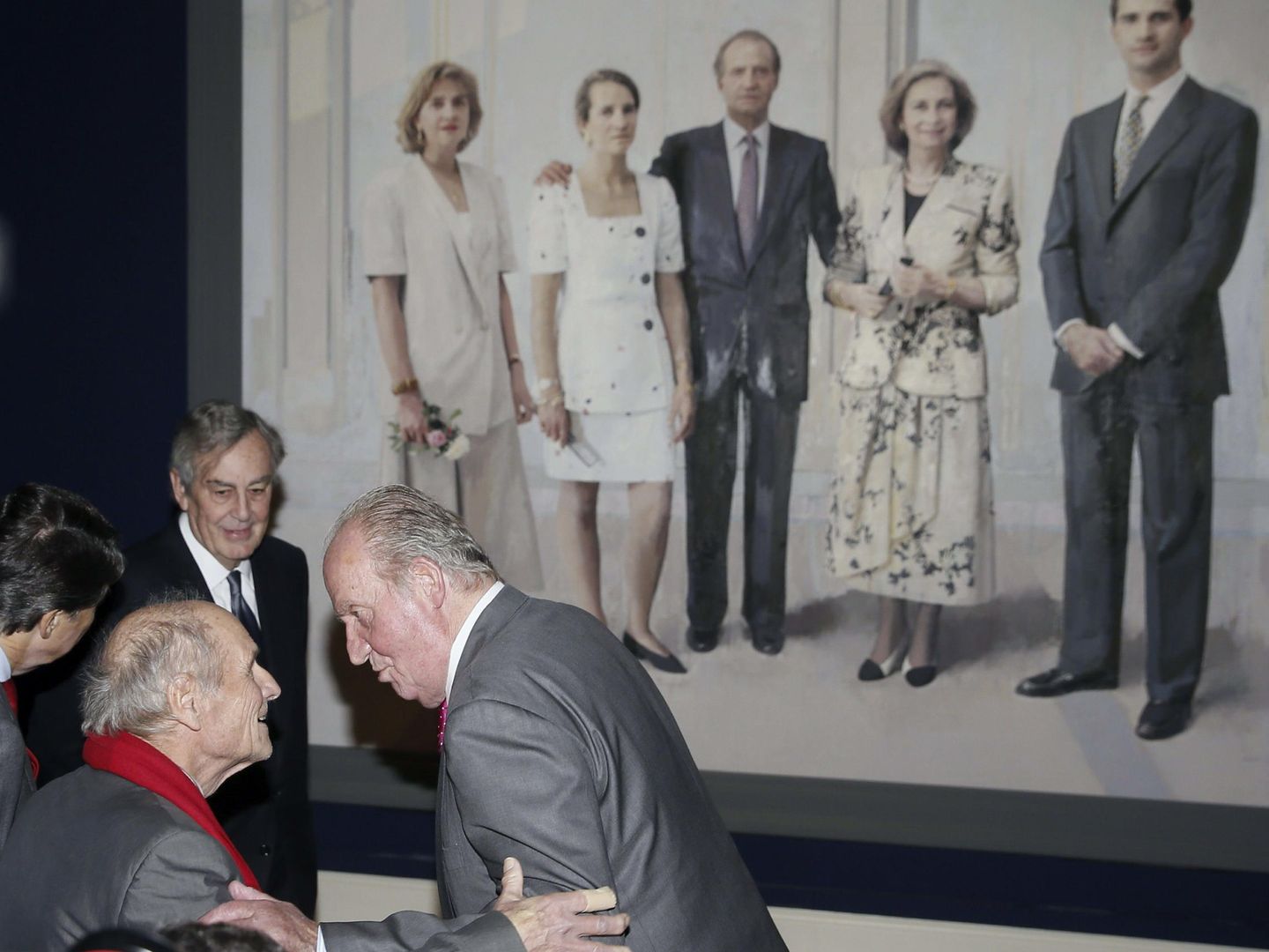 El rey Juan Carlos conversa con el pintor Antonio López. (EFE)