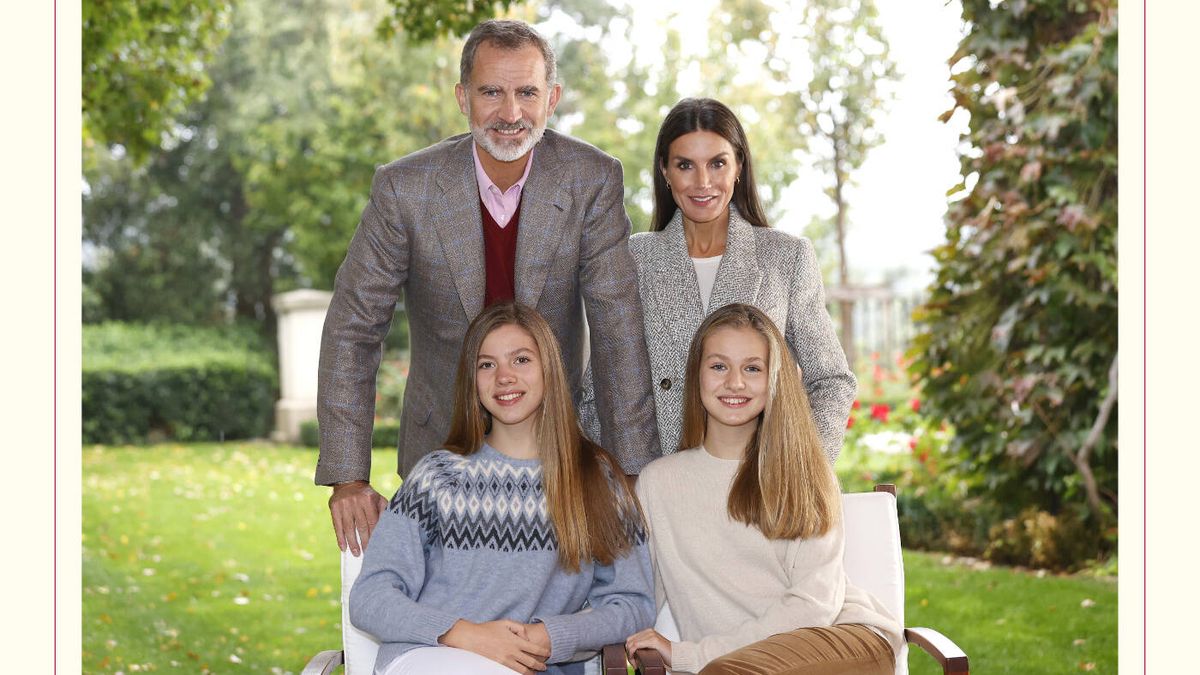 Juntos de nuevo: la felicitación navideña de don Felipe y doña Letizia con Leonor y Sofía