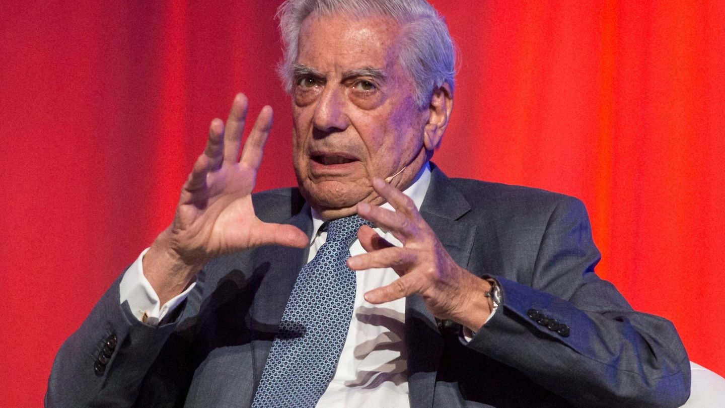 El premio Nobel de Literatura, Mario Vargas Llosa, durante el coloquio. (EFE)