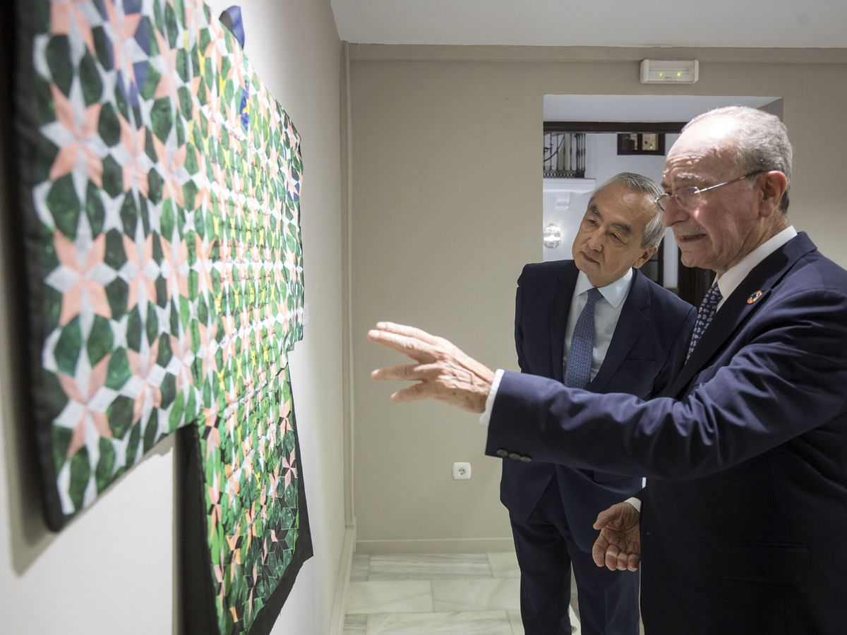 Foto: El alcalde de Málaga, Francisco de la Torre, junto al embajador de Japón en una exposición en Málaga. (EFE/Daniel Pérez)