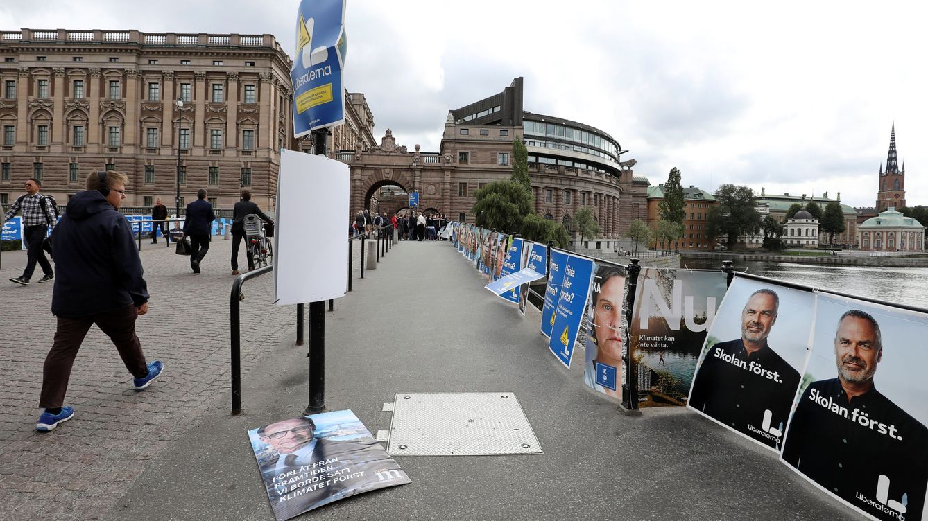 Foto: Peatones pasan junto a varios carteles electorales cerca del Parlamento sueco, en Estocolmo, el 10 de septiembre de 2018. (Reuters)