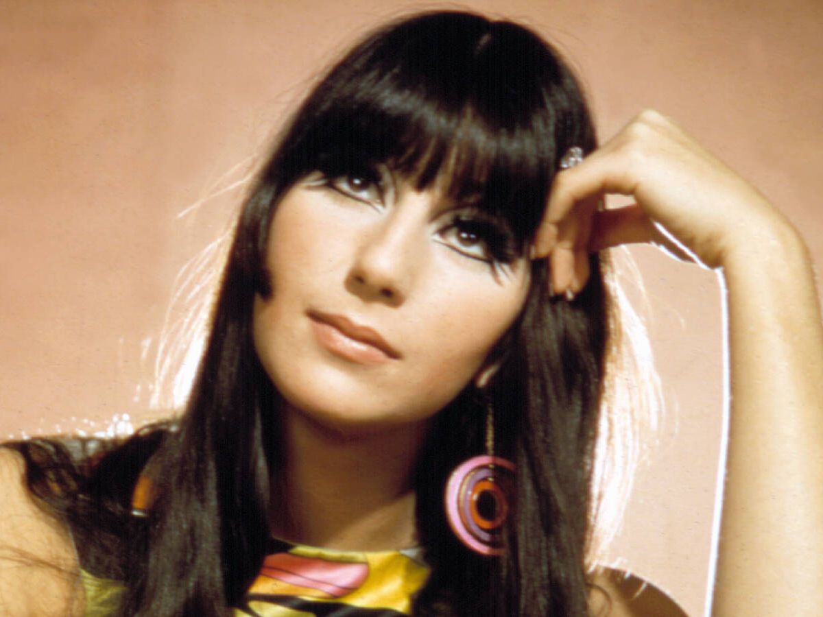 Foto: Cher, en los años 60 con corte de pelo hime, cut crease y pestañas Twiggy. (Cordon Press)