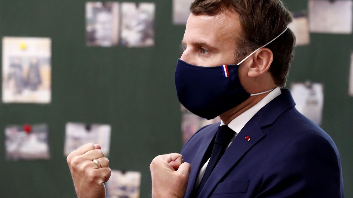 El presidente francés Emmanuel Macron,  con una mascarilla con la bandera. (EFE)