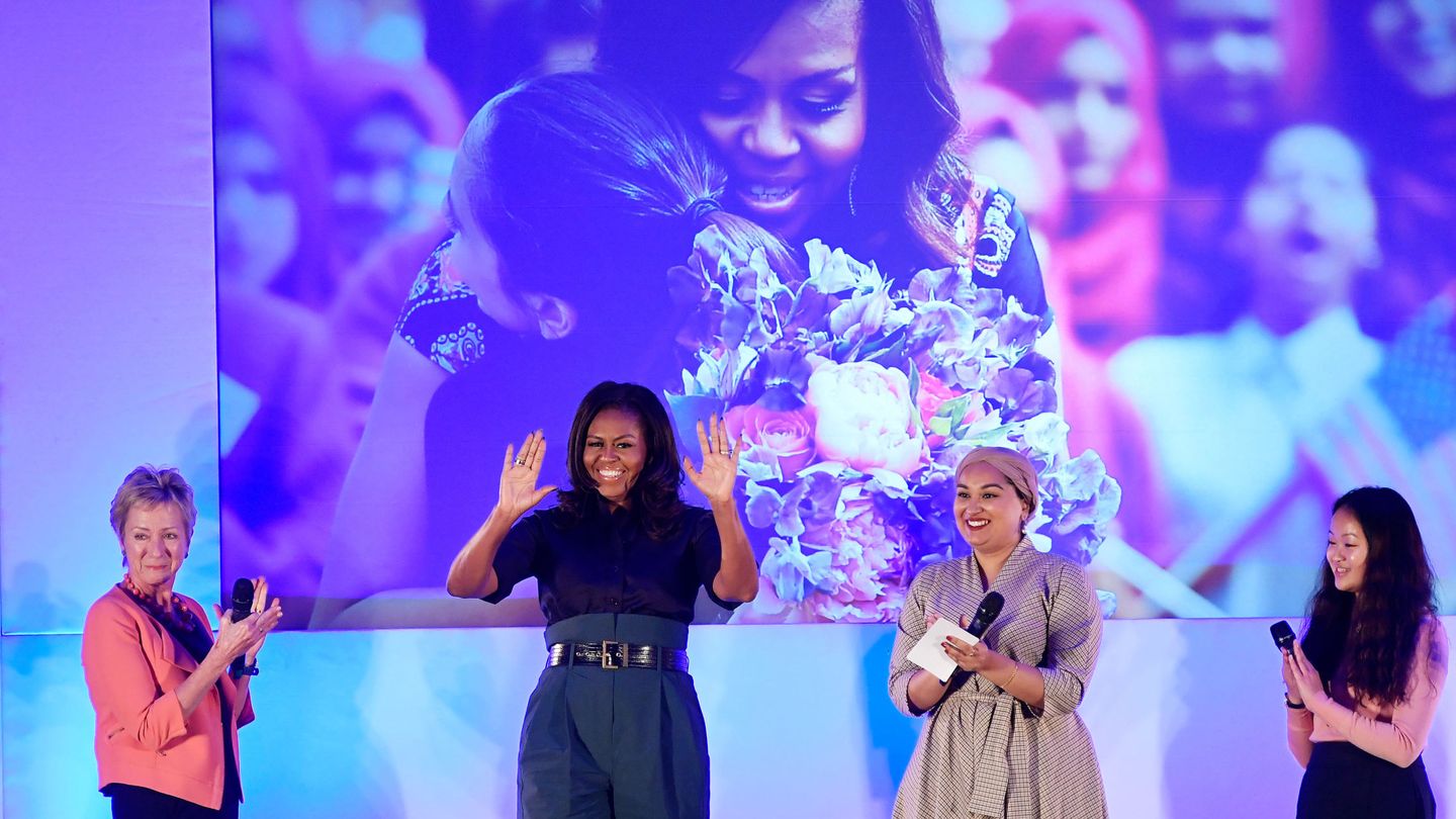 Michelle saluda al final del acto en el Elizabeth Garrett Anderson School de Londres (Reuters/Toby Melville)