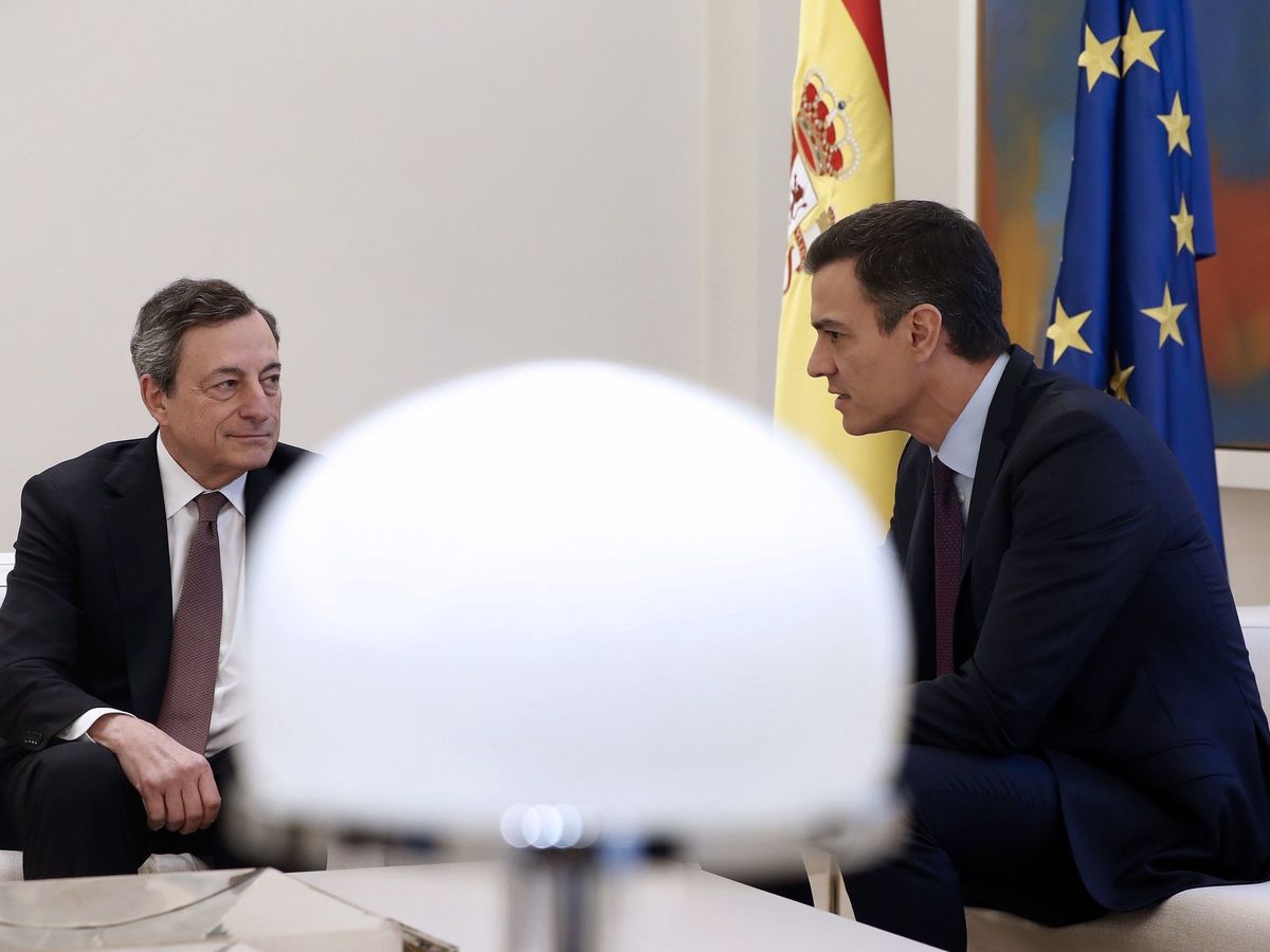 Foto: Mario Draghi, cuando todavía era presidente del BCE, junto a Pedro Sánchez. (EFE)
