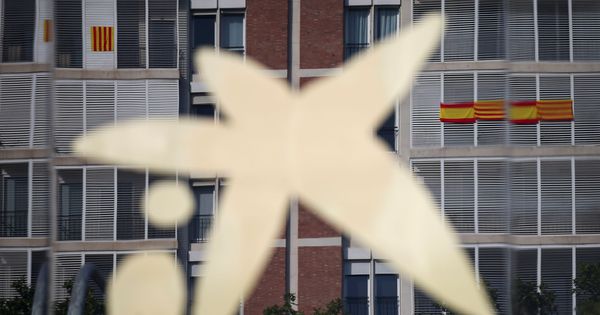 Foto: El logo de CaixaBank, en la fachada de su sede en Barcelona. (Reuters)