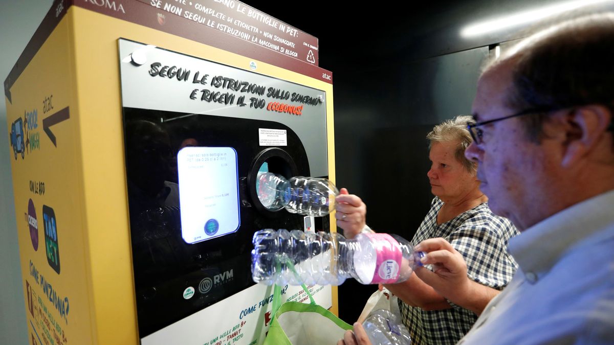 Roma consigue reciclar 350.000 botellas de plástico regalando billetes de metro