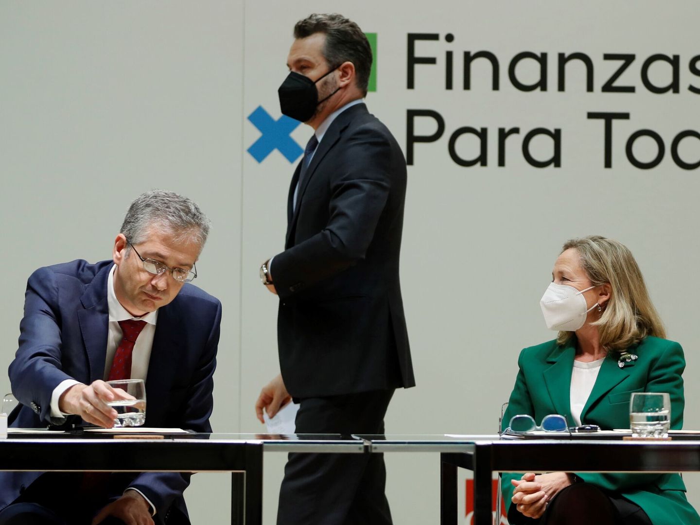 La vicepresidenta Nadia Calviño, junto al gobernador del Banco de España, Pablo Hernández de Cos (i), y el presidente de la CNMV, Rodrigo Buenaventura (c). (EFE/Mariscal)