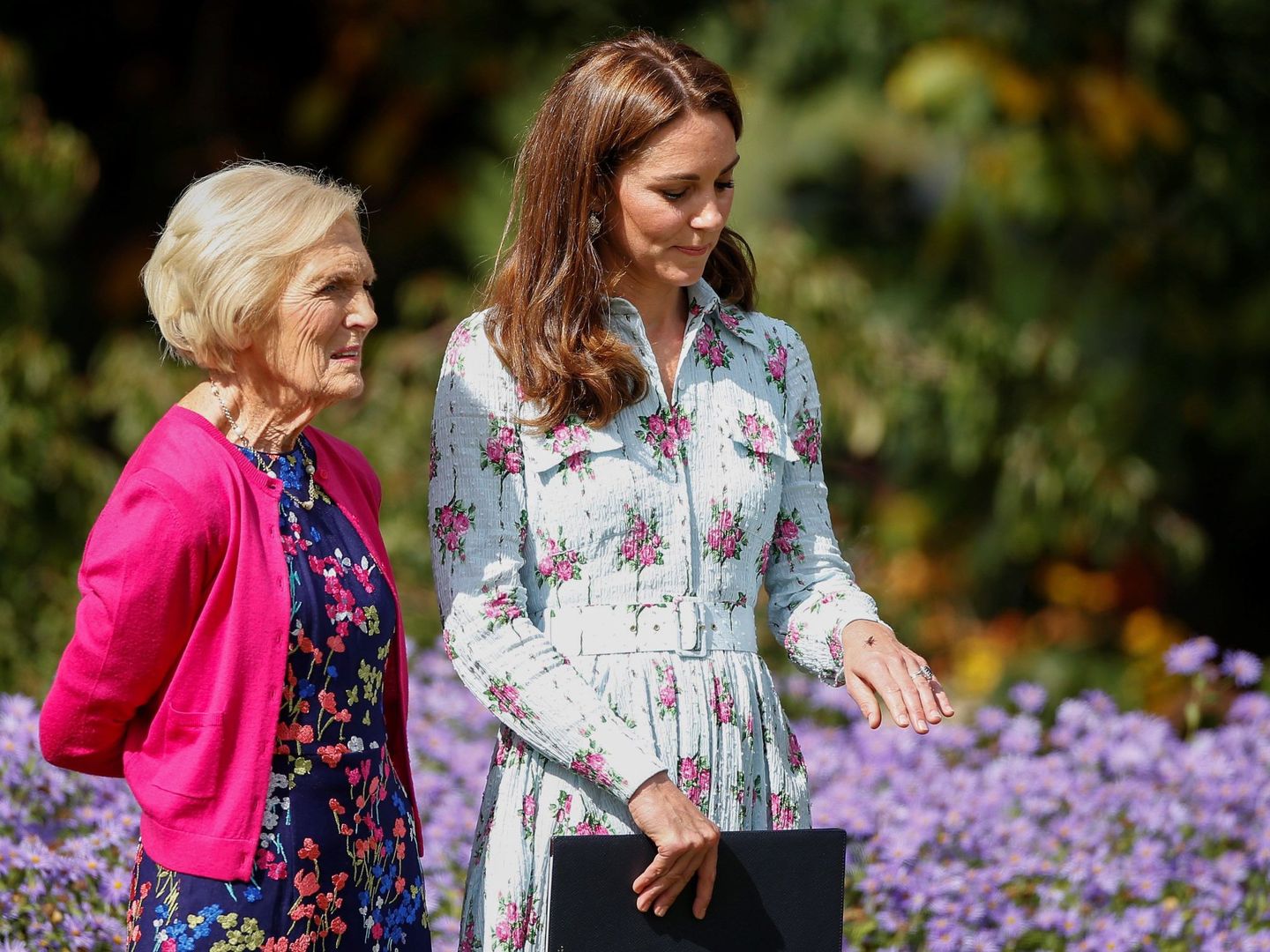 La duquesa de Cambridge y Mary Berry, en los jardines Back to Nature. (EFE)