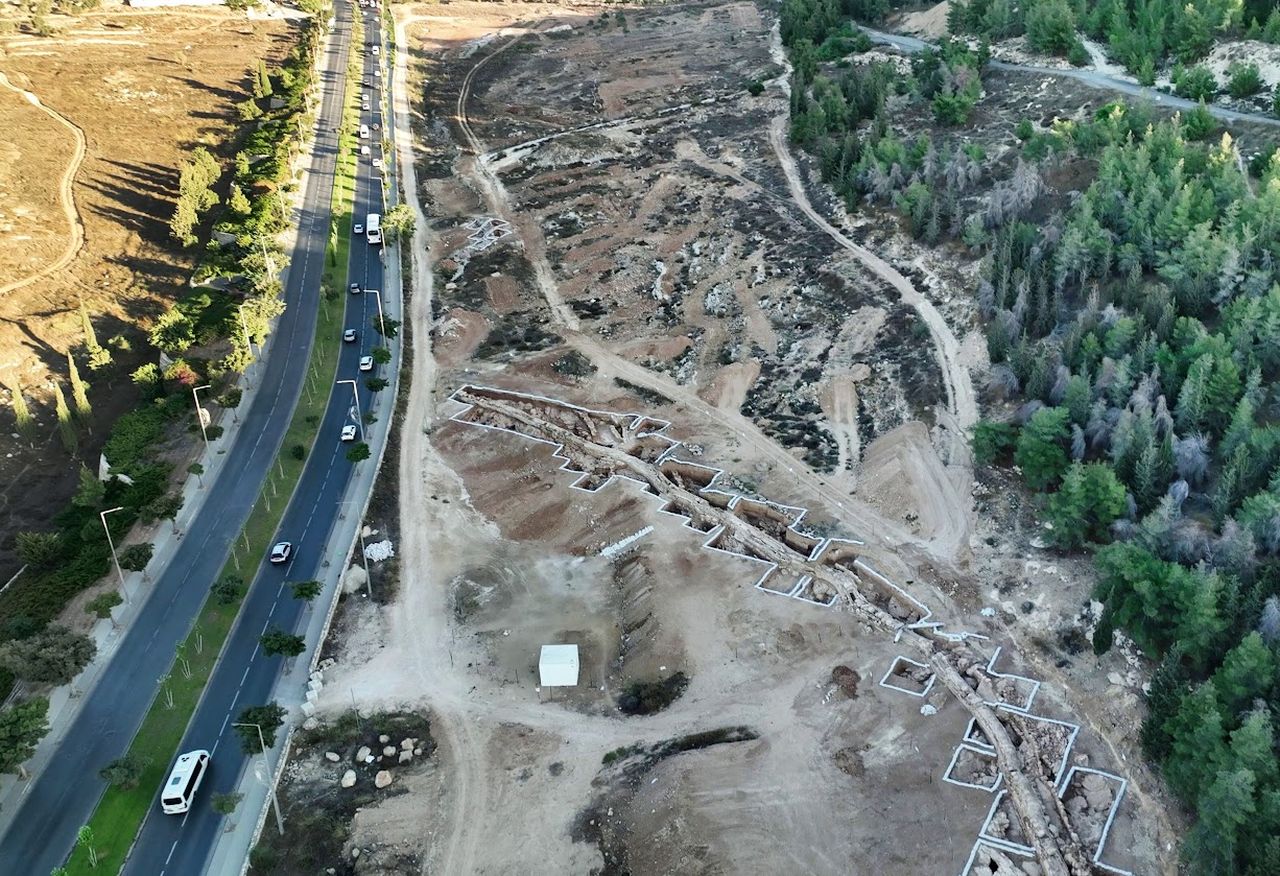  Vista aérea del acueducto inferior de Jerusalén descubierto cerca de Ramat Rachel. (Emil Aladjem, Autoridad de Antigüedades de Israel)