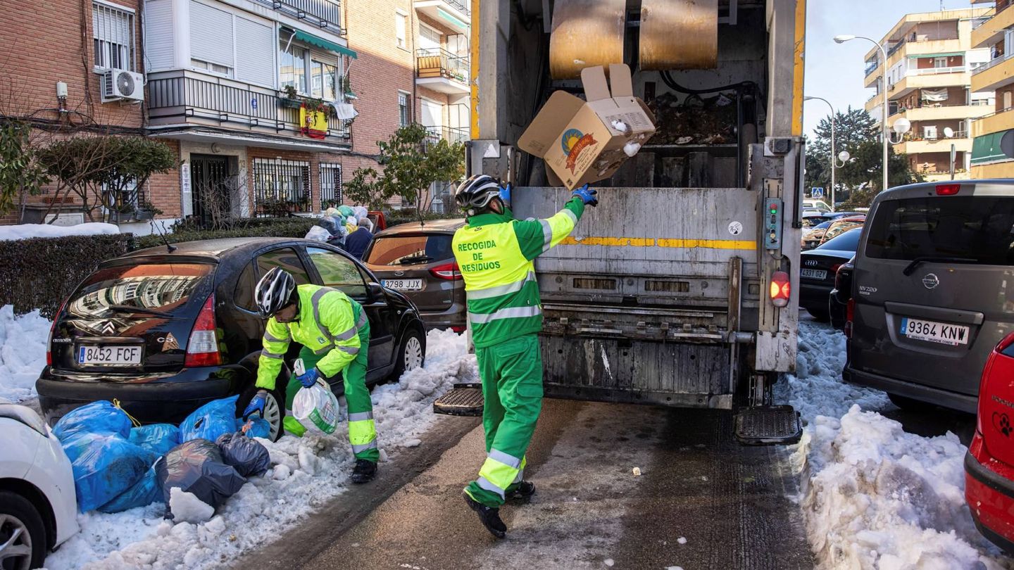 La actuación de los basureros fue clave para mantener las calles limpias tras el paso de Filomena. (EFE)