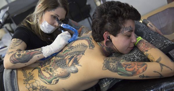 Foto: Una tatuadora trabaja en su estudio. (EFE)