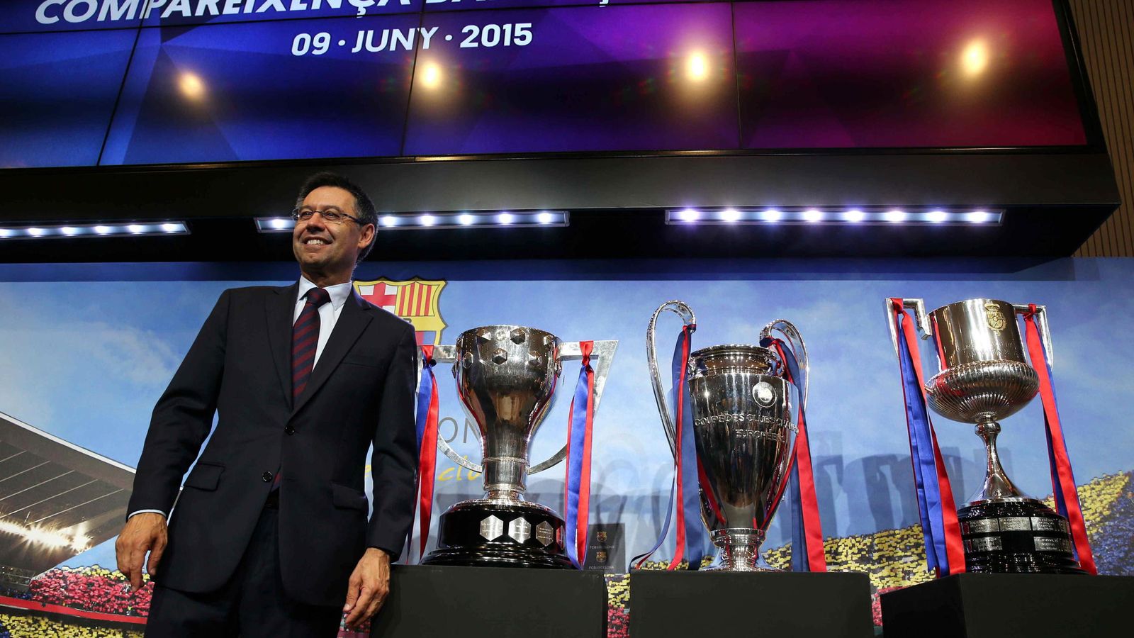 Foto: Bartomeu posa con los trofeos de Liga, Champions y Copa del Rey (Efe).