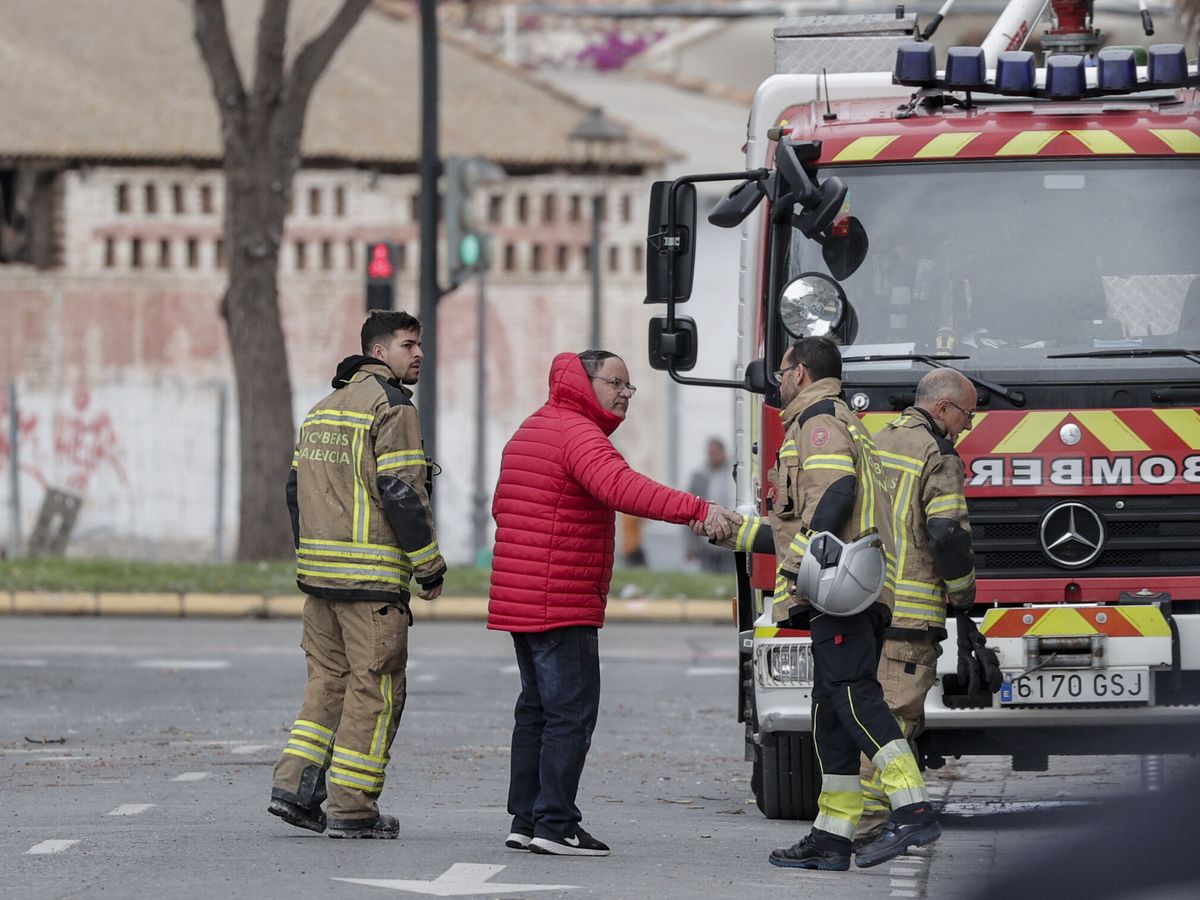 Foto: Julián saludando a varios bomberos (EFE/Manuel Bruque)