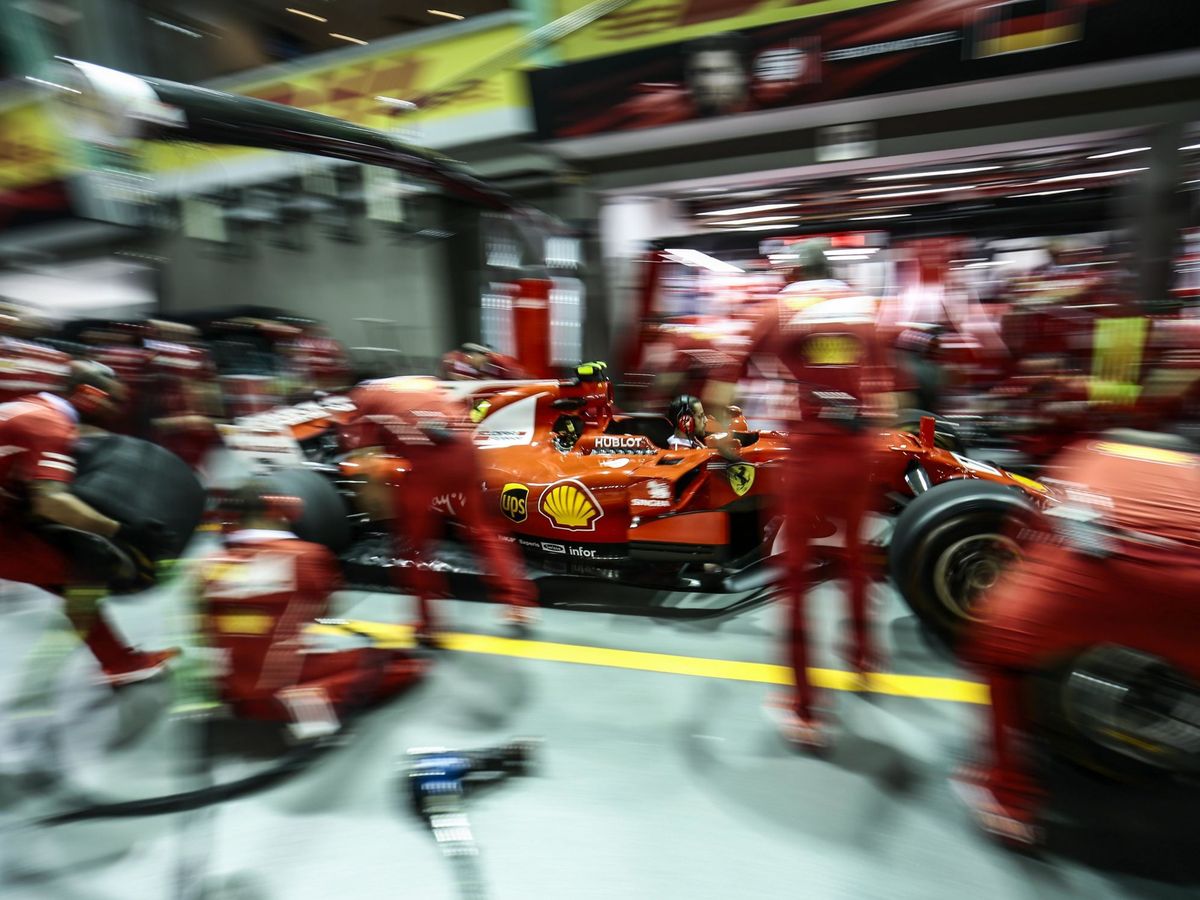 Foto: Los mecánicos de Ferrari, en acción en una parada en boxes en el Gran Premio de Singapur. (EFE)