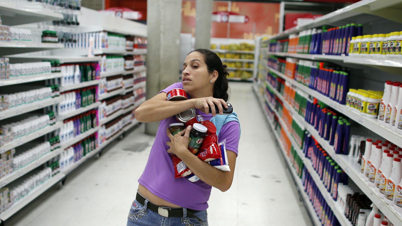 Foto: Una mujer compra varios productos en el supermercado 'Bicentenario' en Caracas. Foto: Reuters.