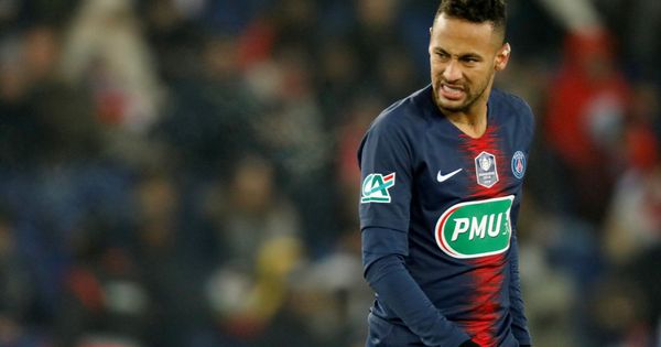 Foto: Neymar se duele después de una entrada en el partido entre el PSG y el Estrasburgo. (AFP)