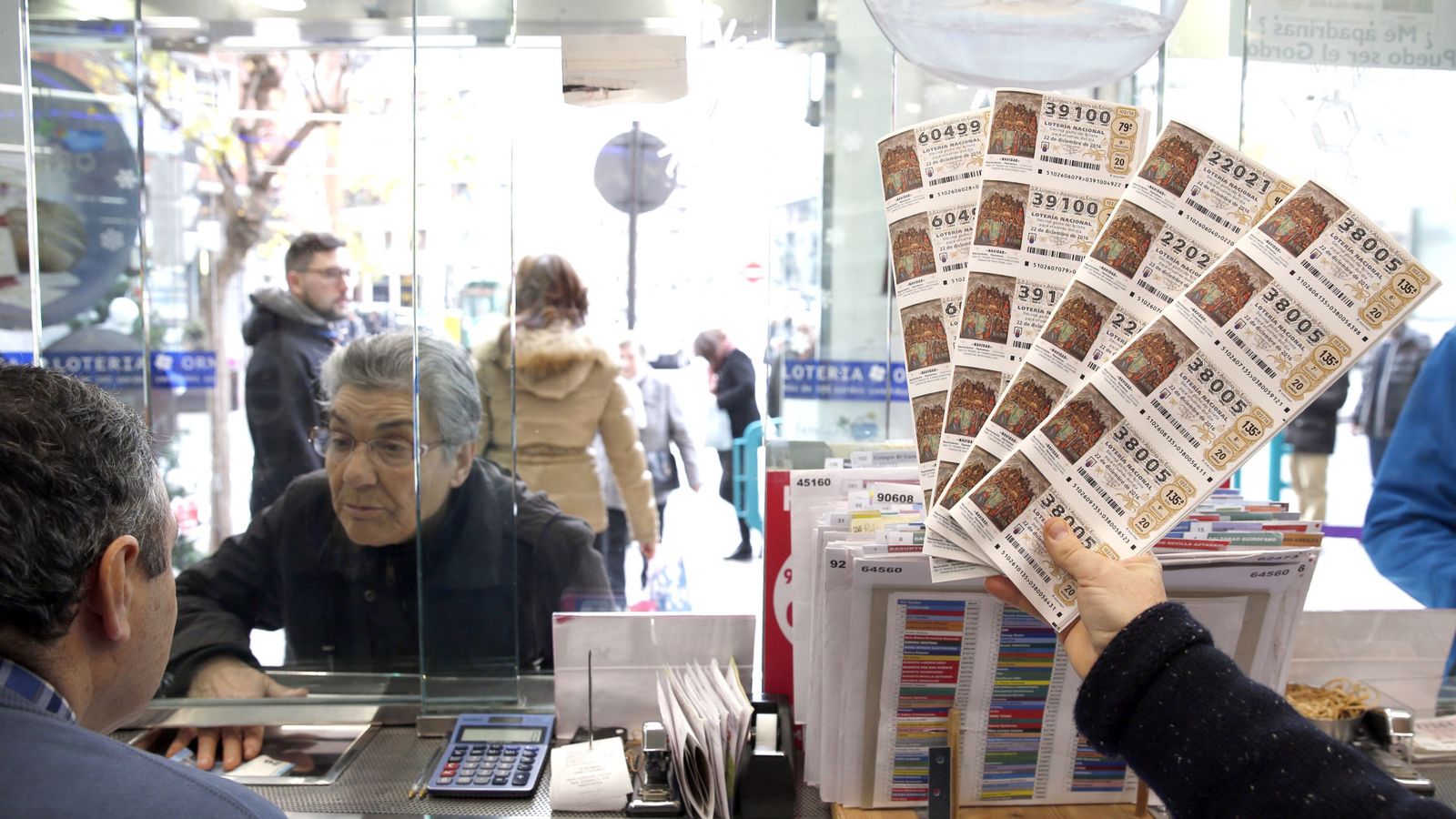 Foto: Una persona compra un décimo en una administración de lotería en Bilbao. (EFE)