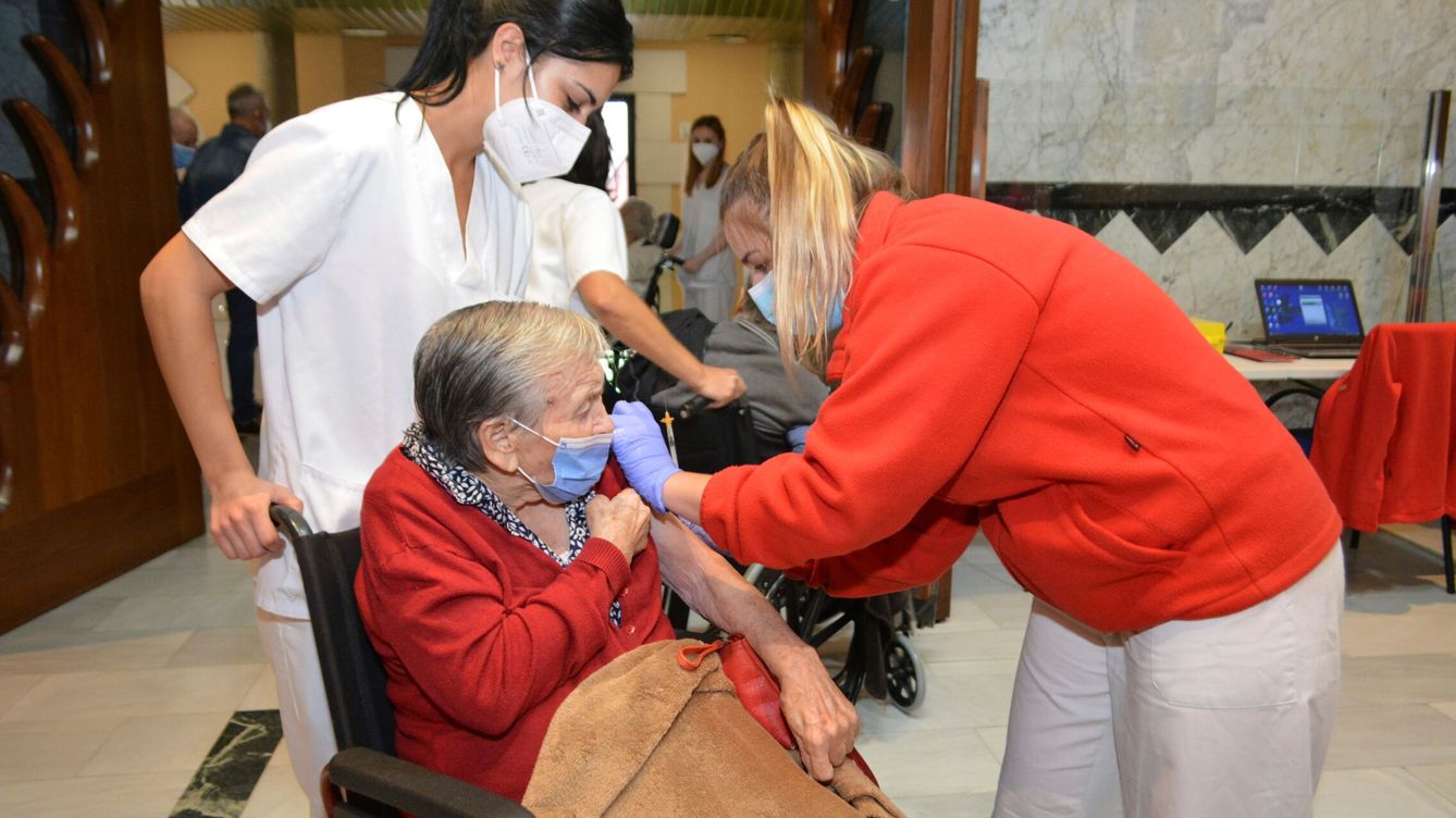 Foto: Una residente del centro Santa Eugenia de la localidad palentina de Cevico de la Torre recibe la tercera dosis de la vacuna. (EFE/ A.Álvarez)