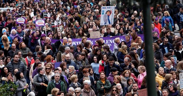 Foto: Varios miles de personas recorren el centro de Vigo, en una manifestación convocada por Asemblea Galegas 8-M. (EFE)