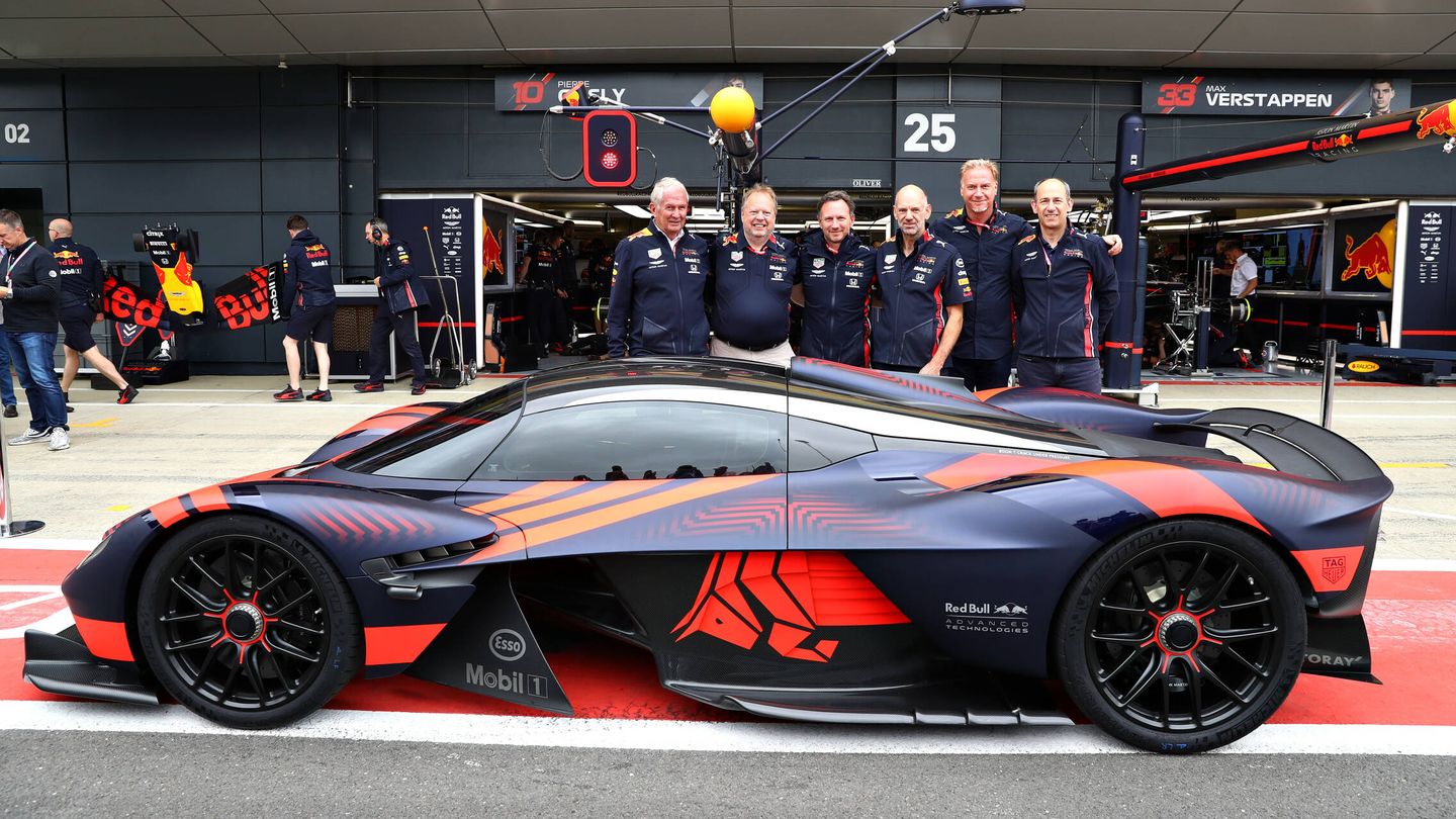 El Aston Martin Valkyrie, en su debut en pista junto a los responsables del equipo Red Bull hace tres años en el circuito de Silverstone. (Red Bull)