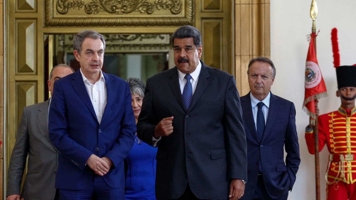 Zapatero (i) junto a Maduro (d) en el palacio presidencial de Miraflores en Caracas. (EFE)