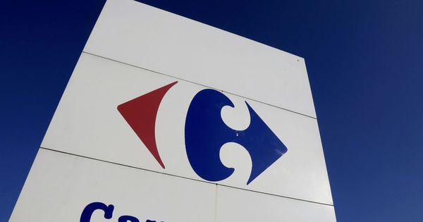 Foto: Logo de Carrefour a la entrada de un hipermercado. (Reuters)