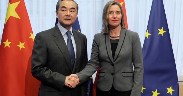Foto: La jefa de la diplomacia europea, Federica Mogherini (dcha), recibe al ministro de Exteriores chino, Wang Yi (izq). (EFE)