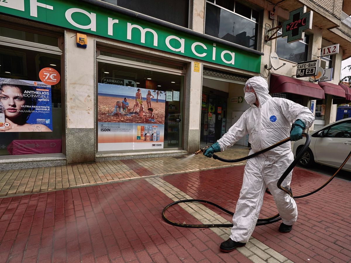 Foto: Desinfección en Ávila para evitar contagios. (EFE)