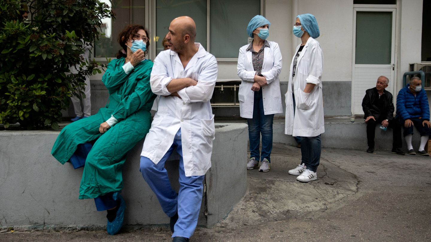 Trabajadores sanitarios de un hospital en Atenas. (Reuters)