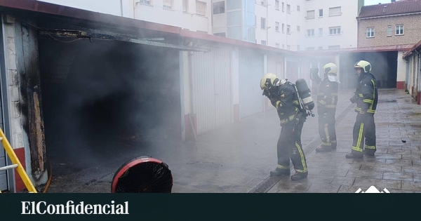 Un incendio quema una cochera con un vehículo y afecta a otras dos en Raíces Nuevo (Castrillón)