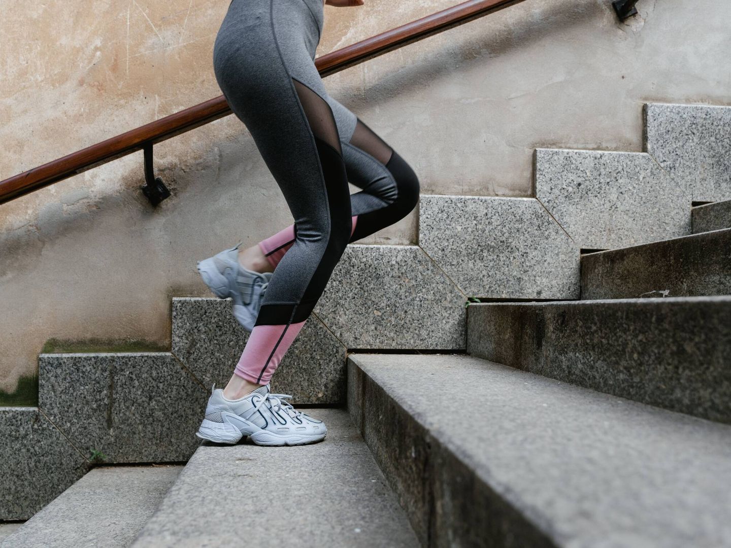 Subir solo cinco tramos de escaleras al día reduce el riesgo de sufrir ataques cardiacos y accidentes cerebrovasculares.  (Pexels)