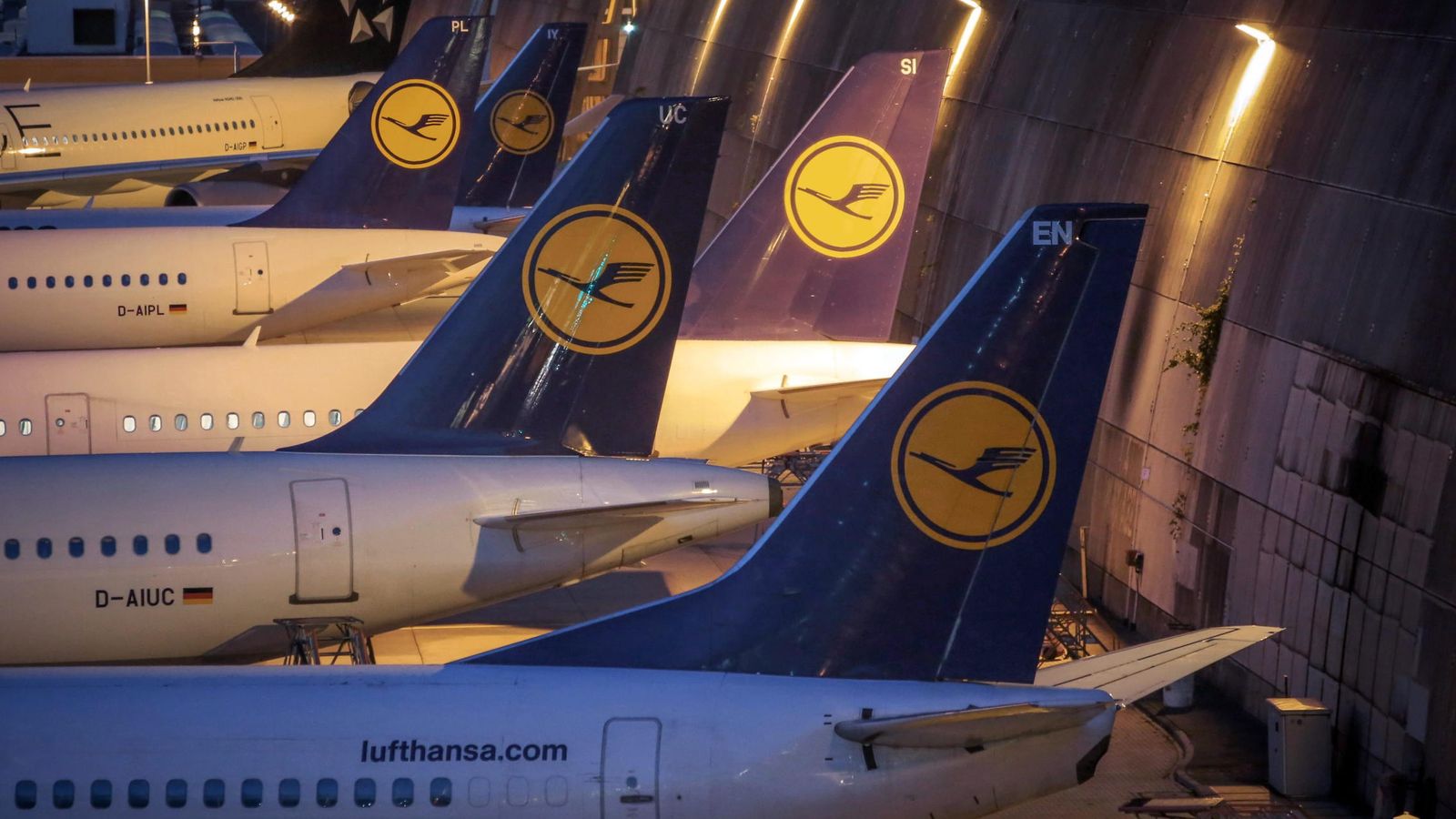Foto: Aviones de Lufthansa aparcados en el aeropuerto. (EFE)
