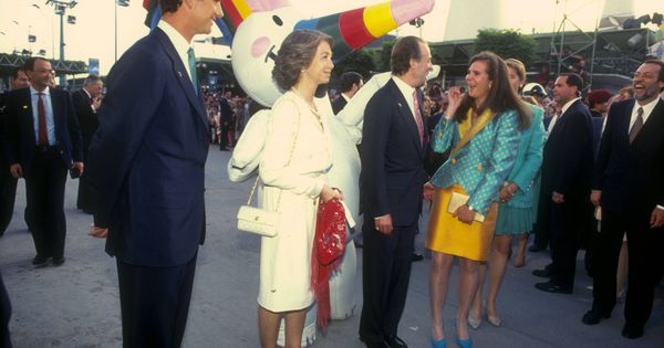 Foto: Los Reyes se divierten junto a sus hijos en la inauguración de la Expo '92. (Cordon Press)