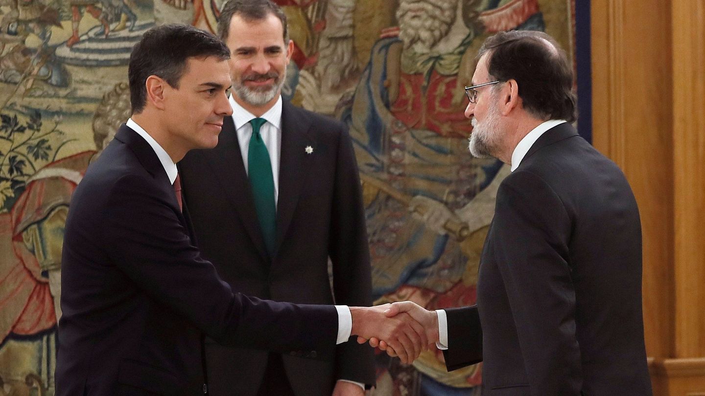 Mariano Rajoy saluda al presidente Pedro Sánchez en presencia del Rey. (EFE)